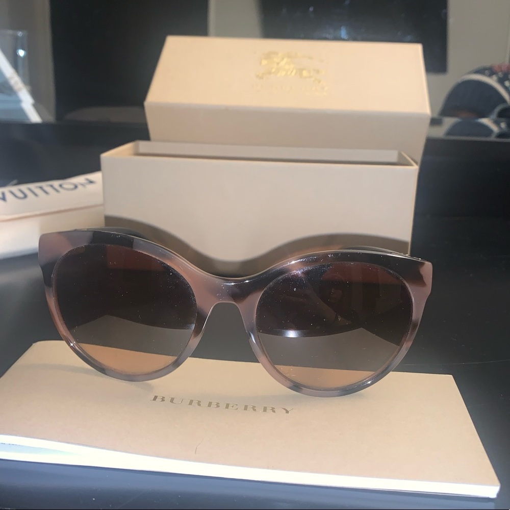 Burberry Cat eye Sunglasses